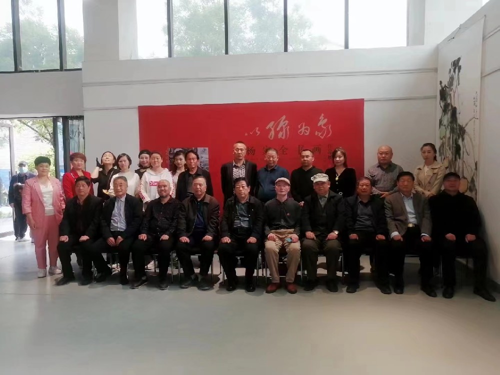 2023年4月28日.河南省书画家协会主席韩文甫在书画家杨家全书画展开幕式上致贺！